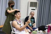 探秘广州龙狮队化妆间 光影定格在传奇起航的2017年秋天