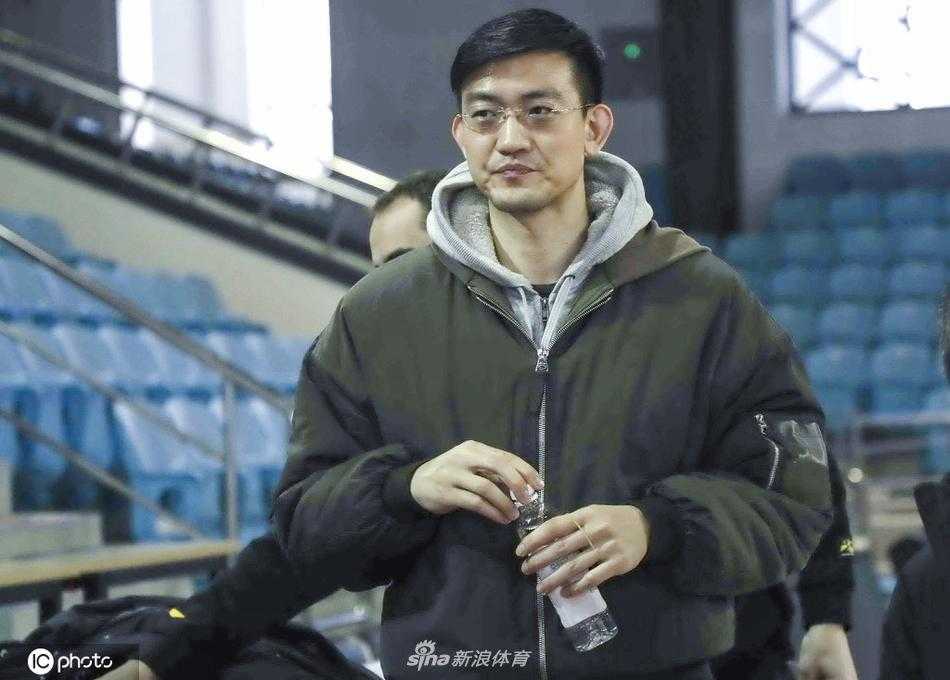 王博在场边首次以主教练身份亮相，眼神专注而坚定，西装笔挺地注视着场上的球员动向