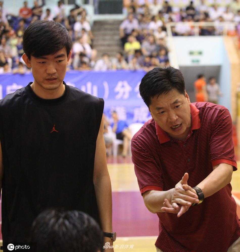 王博在比赛中情绪激动地向场上队员呼喊指导，手势有力，传递着必须赢球的坚定信念