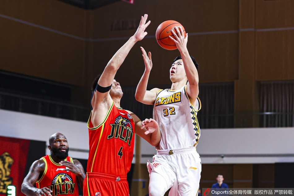 广厦队内线核心胡金秋在吉林队员的夹防下，依然强硬地将球高举，准备完成一次关键的篮下进攻。