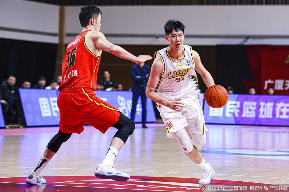 多米尼克·琼斯在完成一次高难度抛投后，表情坚毅，这场比赛他砍下53分，几乎以一己之力摧毁了广厦的防线。