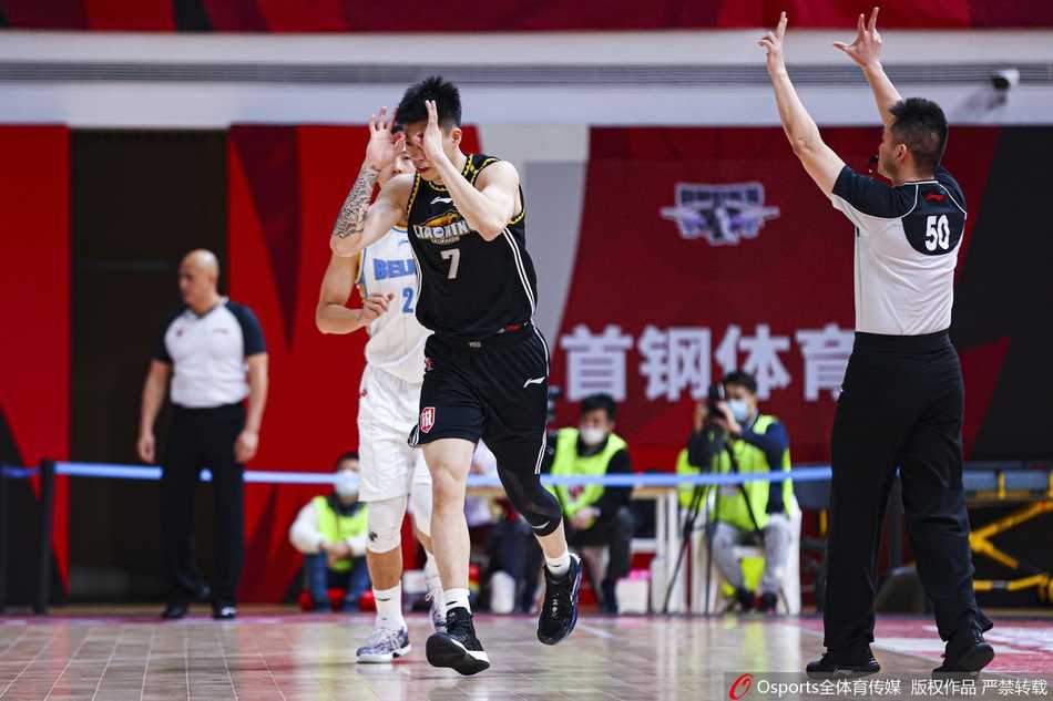 辽宁队核心郭艾伦在三人合围的夹缝中强行突破，他重心压低，如一把尖刀直插对手心脏，脸上写满了对胜利的渴望与决绝。