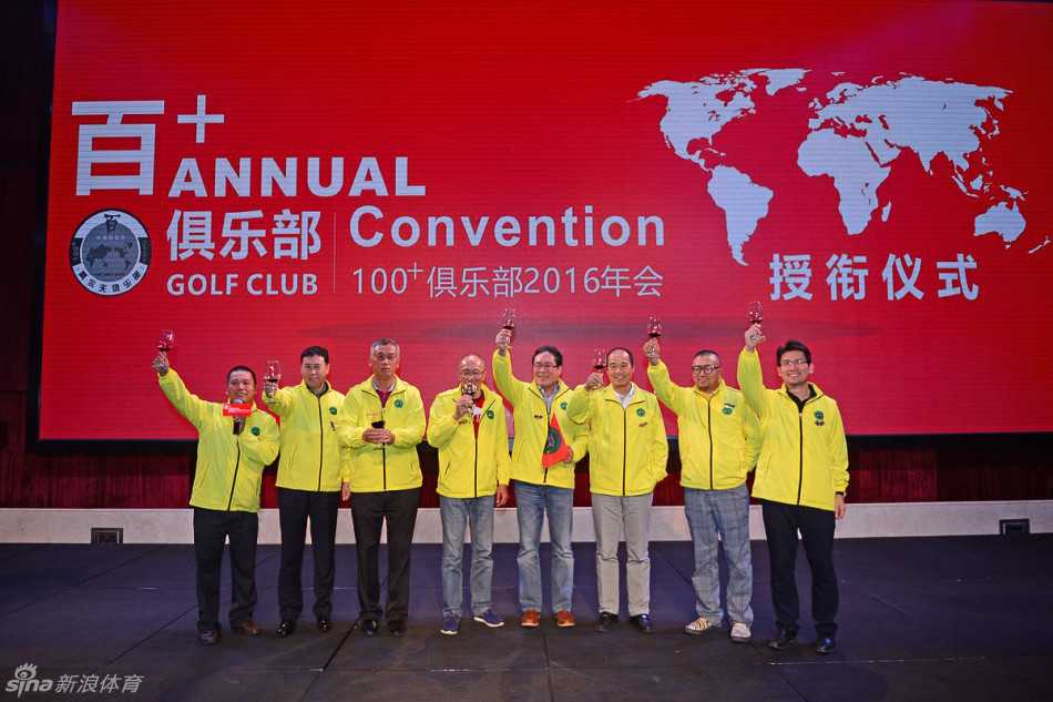 晚宴现场服装抽奖环节气氛热烈，幸运会员展示获得的精美奖品