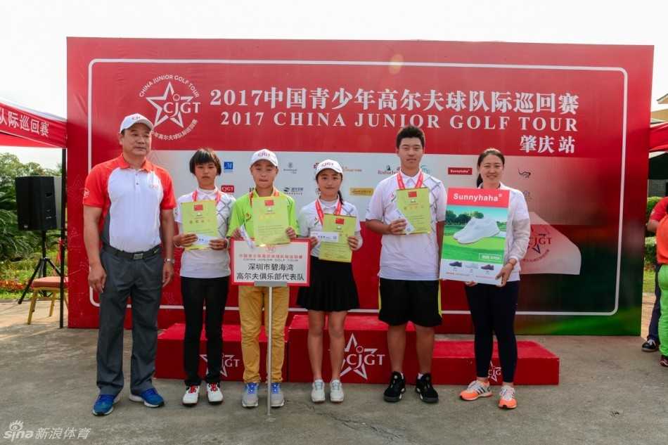 冠军时刻：深圳碧海湾队小队员在果岭上专注推杆，眼神坚定，姿态沉稳