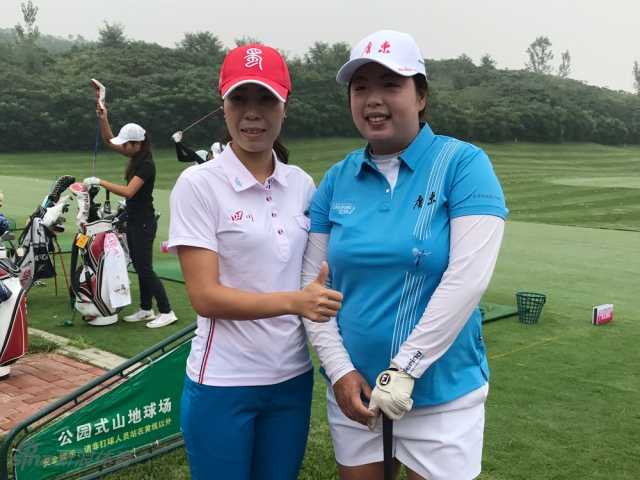日坛国际部的小球员在果岭上全神贯注地练习推杆，动作稚嫩却无比认真