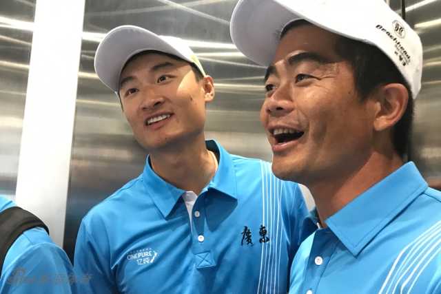 梁文冲与张娜在练习中并肩而立，共同探讨球技，气氛融洽