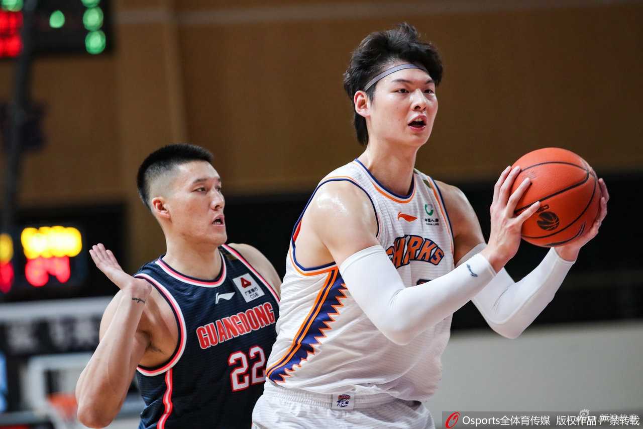徐杰面对王哲林的遮天巨掌毫无惧意，眼神坚毅地完成抛投，小小身躯里迸发出巨大能量