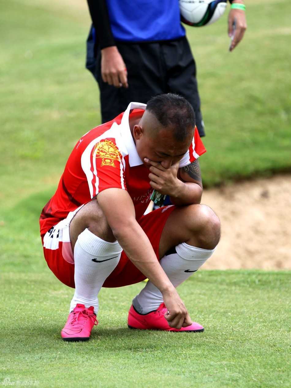 栾晨调整呼吸后，以一记势大力沉的远距离推射回应失利，足球如精确制导般在绿毯上划出笔直轨迹。