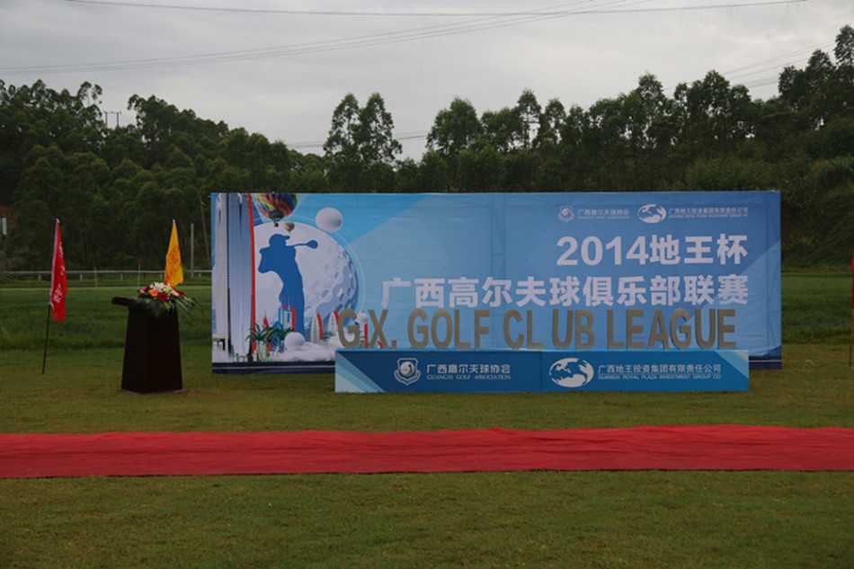 选手在球道上凝神观察，测算风向与距离，每一次击球都是一次精准的决策