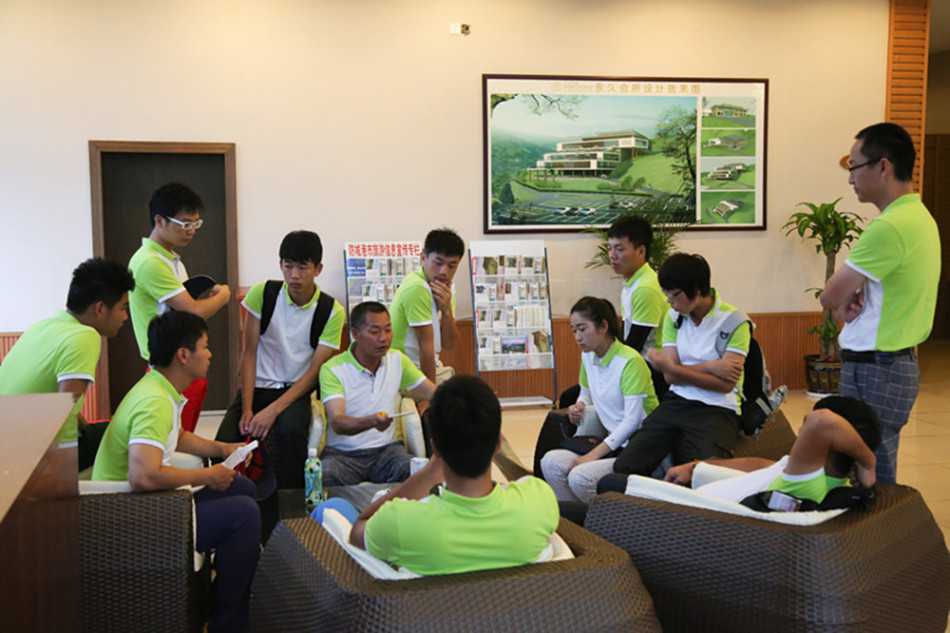 直升机缓缓降落在赛场旁，旋翼卷起的气流仿佛吹响了赛事集结的号角