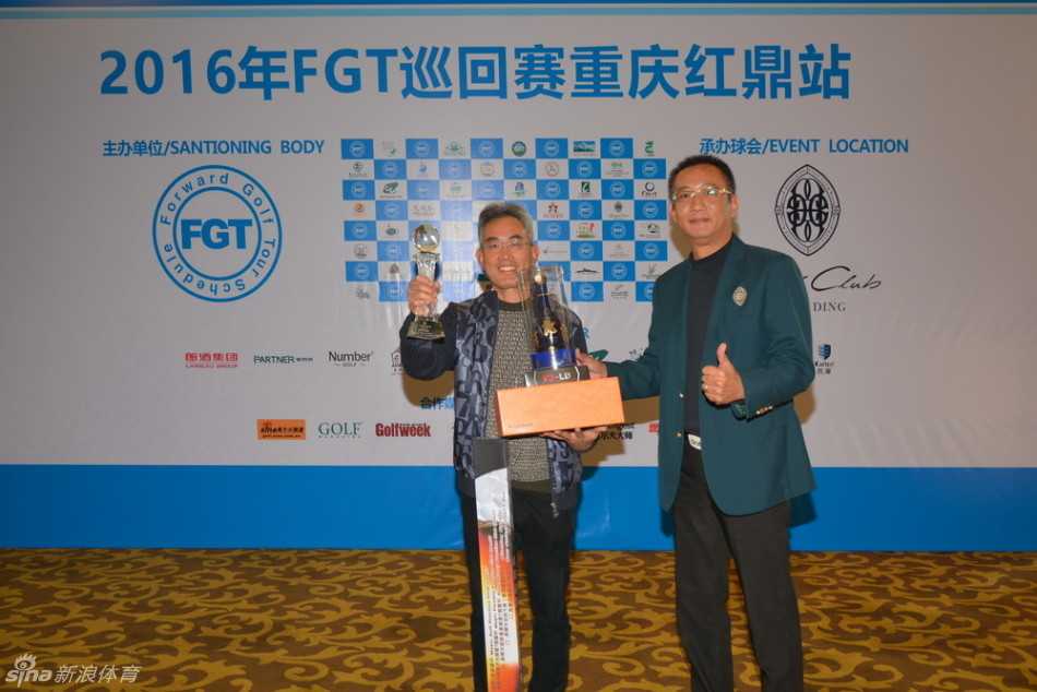 两位高尔夫球手在球道上愉快交流，洋溢着友谊与分享的氛围