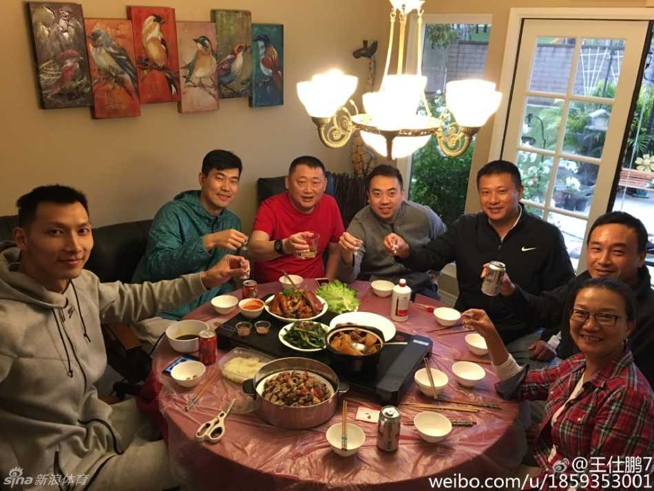 餐桌中央摆满地道家乡菜，王仕鹏与易建联等人笑容满面地围坐，异国他乡的年味与温情满溢