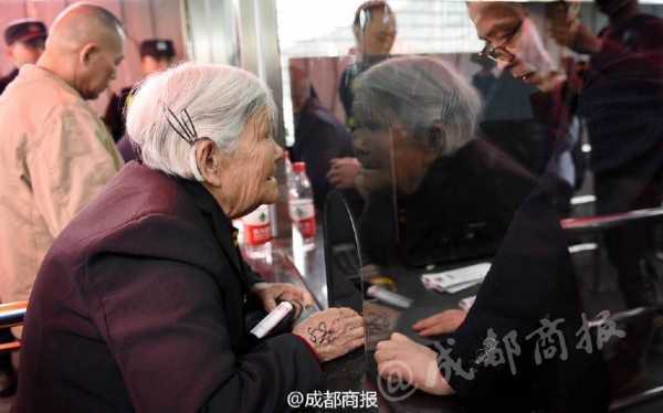 白发苍苍的孟老太终于在窗口前买到了心仪的总决赛球票，她双手紧紧握着球票，眼神中流露出完成儿子心愿后的满足与喜悦，仿佛手中的不是一张纸，而是对儿子沉甸甸的爱。