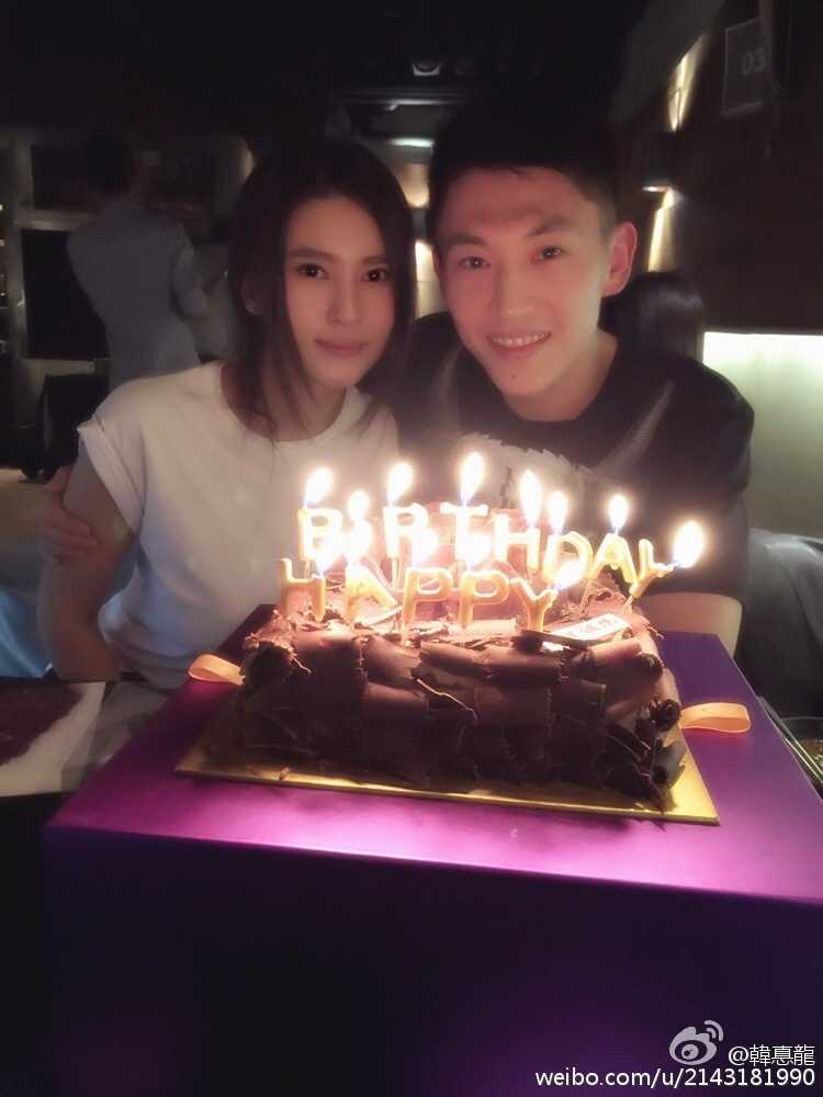 刘晓宇与长发女友甜蜜依偎，两人面带微笑看向镜头，画面温馨幸福，展现了球场硬汉私下柔情的一面