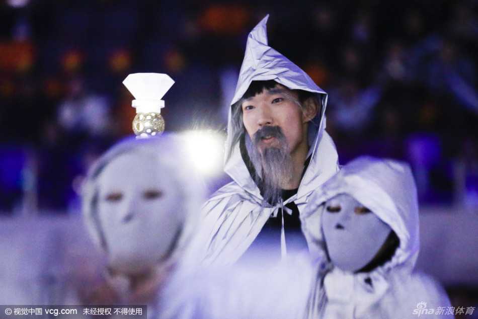 近距离特写镜头下，周琦的假胡子长度惊人且层次分明，特意加粗的眉毛更添喜感，他低头瞬间的神情带着一丝少年的羞涩。