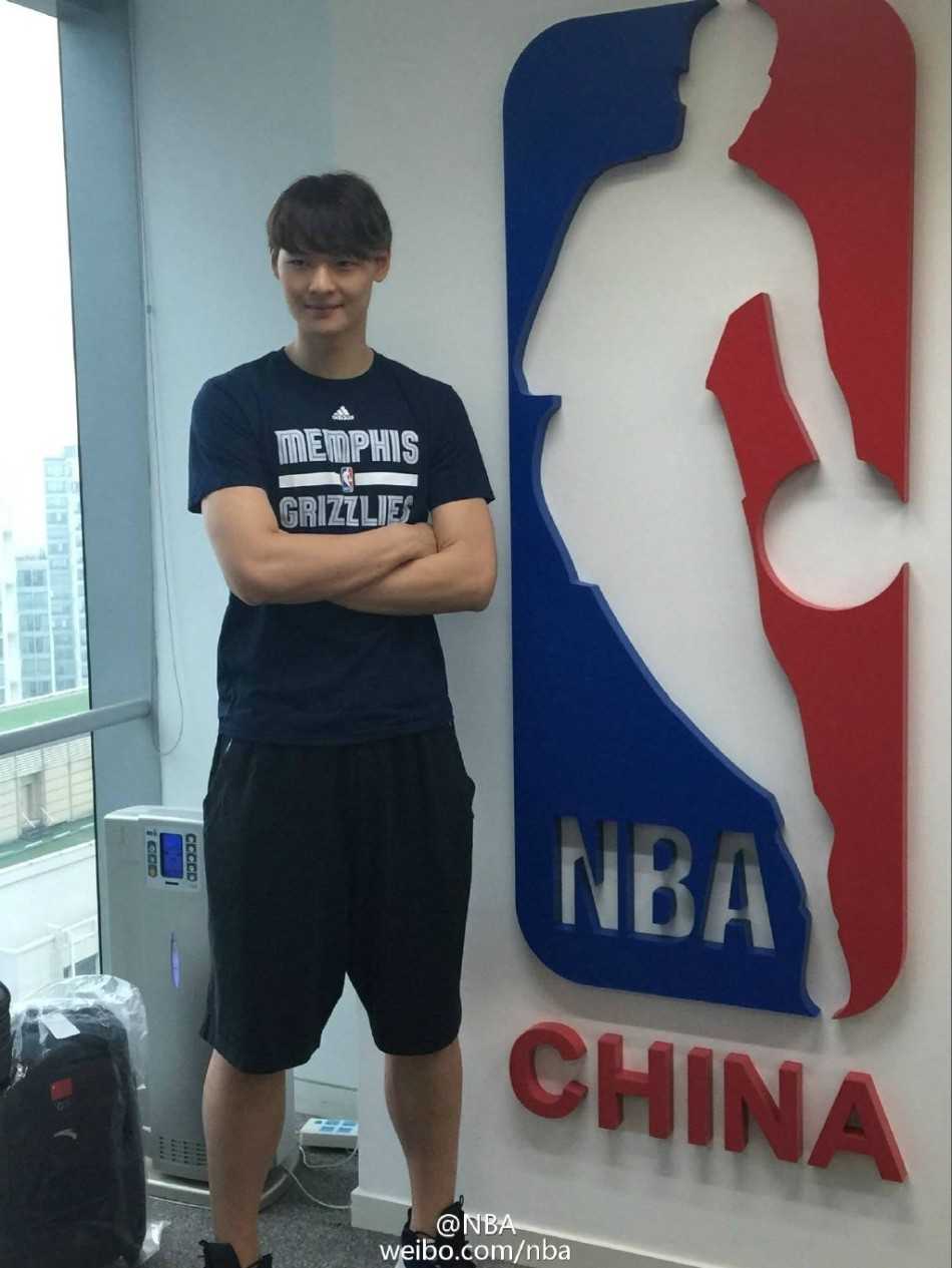 在NBA中国总部的展厅内，王哲林好奇地触摸着陈列品，眼中的光芒仿佛在丈量自己与这个世界顶级篮球殿堂的距离。