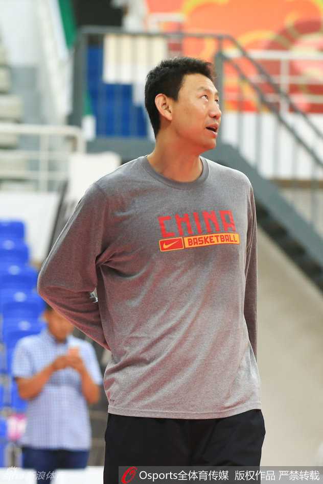 宫鲁鸣挂帅男篮冲刺里约 高原集训痛并快乐着 睢冉在训练间隙轻松颠球,展现出良好的球性,为高强度的训练增添了一丝趣味。
