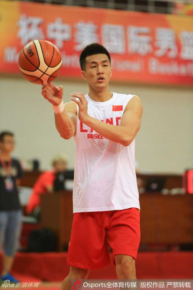 宫鲁鸣挂帅男篮冲刺里约 高原集训痛并快乐着 前锋丁彦雨航与周鹏一对一斗牛,两人肌肉碰撞激烈,展现出国家队训练的高强度和良性竞争。