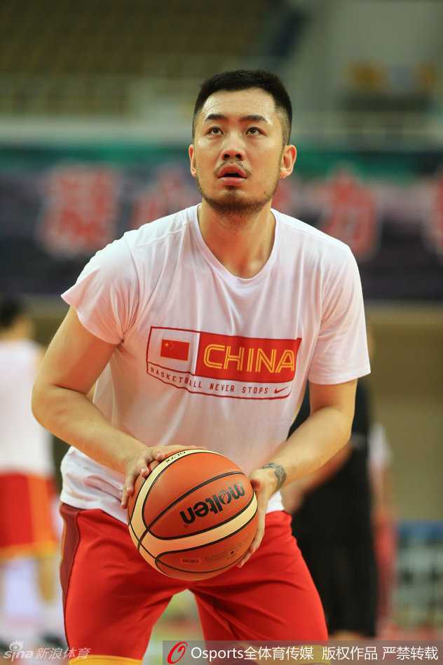 宫鲁鸣挂帅男篮冲刺里约 高原集训痛并快乐着 后卫睢冉进行双手控球训练,两个篮球在他手中交替拍击,节奏感十足,展现扎实的基本功。
