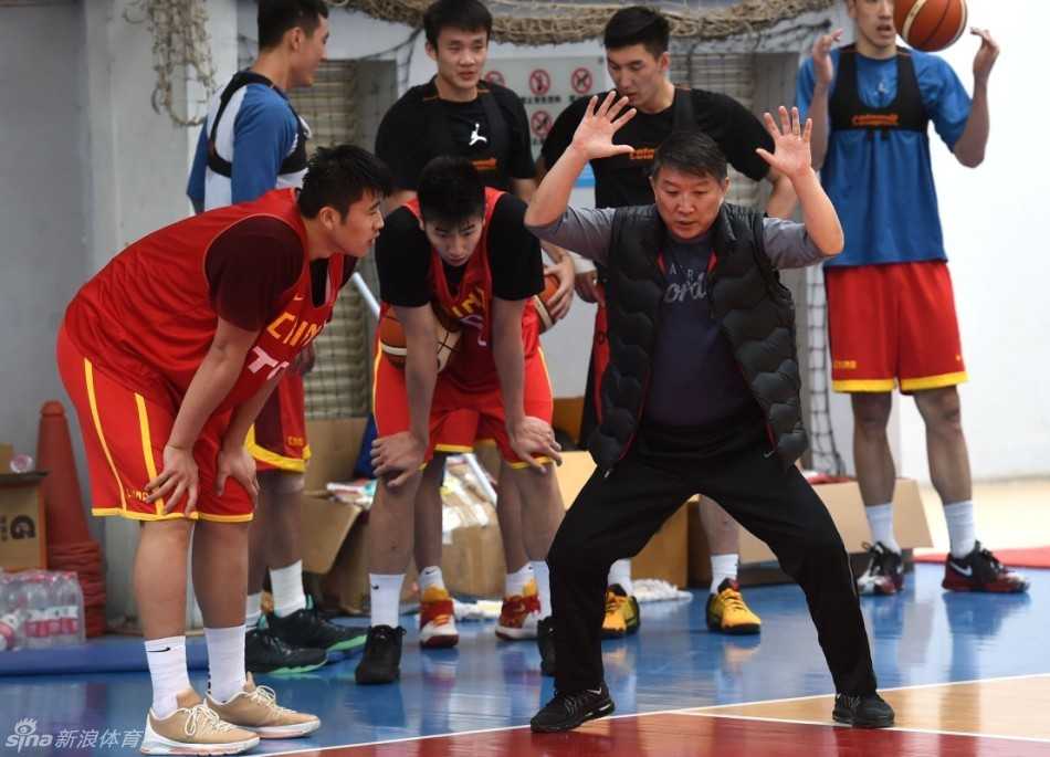 宫鲁鸣海埂督训重铸男篮筋骨 李根周鹏攻防演练各显神通 满头白发的宫鲁鸣亲自屈膝弯腰做滑步示范,身体重心压得极低,双臂张开如同一张紧绷的网,用教科书般的动作向队员们展示什么才是真正的防守。