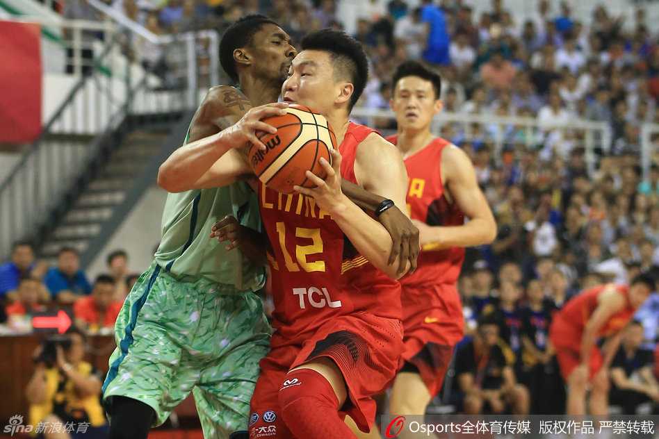 宫鲁鸣麾下的男篮锋线群:那些年的拼抢与荣耀 李根完成一次势大力沉的切入上篮后稳稳落地,肌肉线条在球衣下若隐若现,他抬起手臂向队友做出战术手势,眼神中透露出攻坚克难的坚毅。