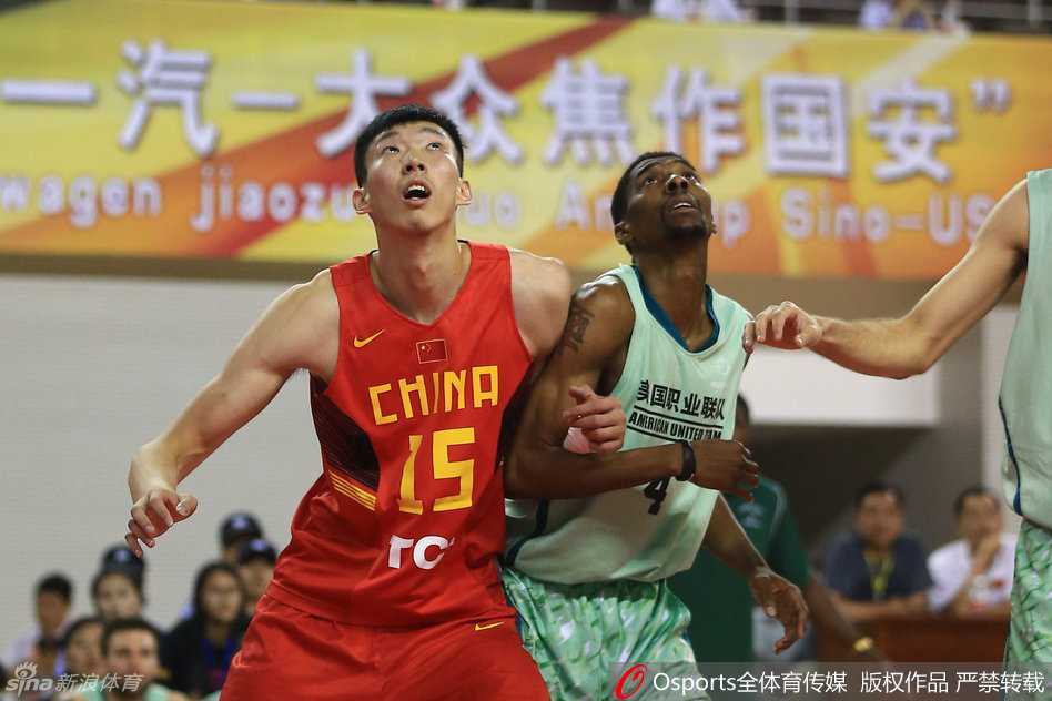 宫鲁鸣麾下的男篮锋线群:那些年的拼抢与荣耀 周鹏在对手的干扰下身体失去重心倾斜倒地,但在下落过程中他的视线依然紧锁空中的篮球,手臂高高举起,展现了老将奋不顾身的拼搏精神。
