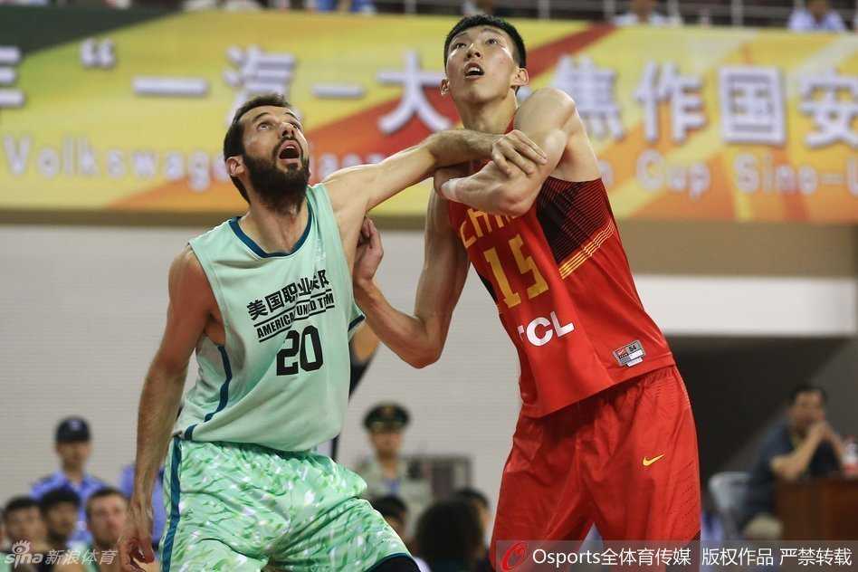 宫鲁鸣麾下的男篮锋线群:那些年的拼抢与荣耀 赵大鹏面对紧逼防守沉着冷静,双手牢牢护住篮球,他的头颅高高扬起,犀利的眼神如鹰隼般扫视全场,正在寻找处于空位的队友。