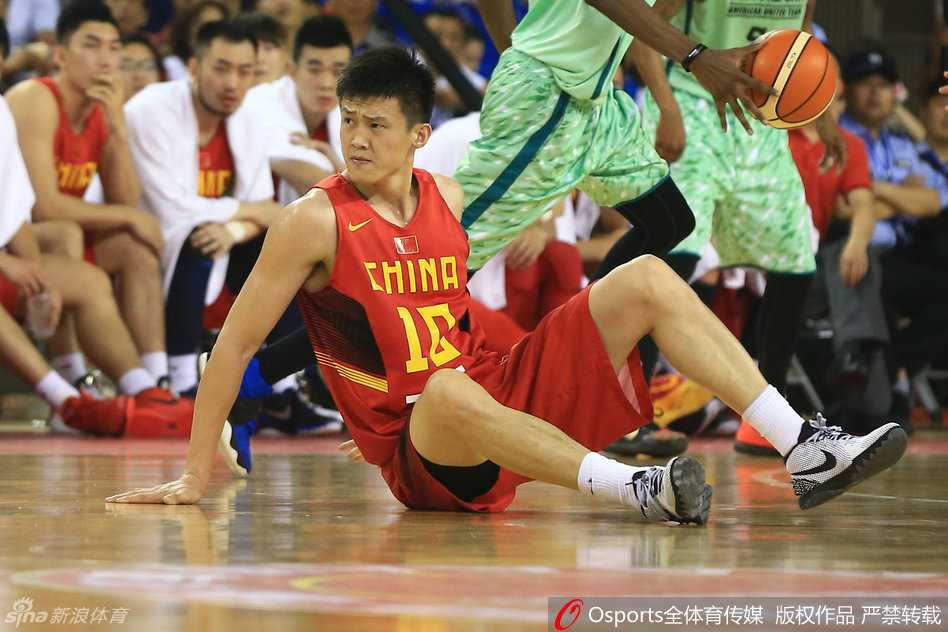 宫鲁鸣麾下的男篮锋线群:那些年的拼抢与荣耀 场边的宫鲁鸣指导手持战术板,眉头微蹙,正在给围成一圈的弟子们面授机宜,队员们专注聆听,这一刻战术的智慧在无声中传递。