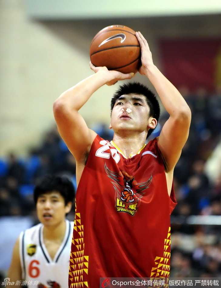 家有一老如有一宝 内线“小鲨鱼”陶汉林的坚守与新生 陶汉林在防守端展现强大威慑力,高高跃起送给对手一记结实的封盖,直接将球扇出界外,守护着球队的禁区。
