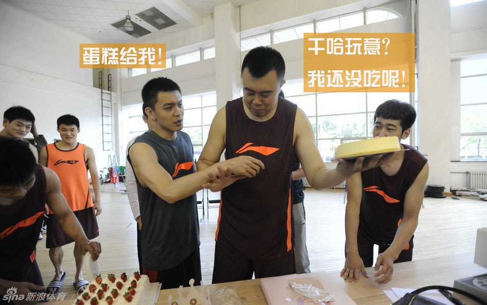 寿星公韩德君的甜蜜烦恼:抢我蛋糕干哈,这波忠诚续约更动人 辽宁队主教练郭士强在训练场边神情专注,嘴角带着一丝不易察觉的微笑,仿佛早已知道爱将续约的好消息