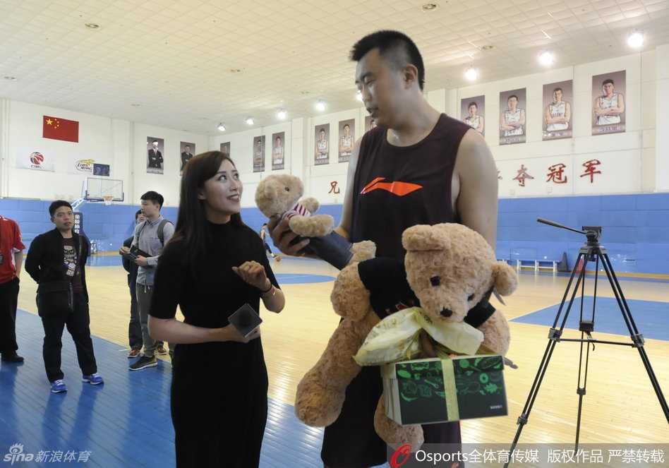 寿星公韩德君的甜蜜烦恼:抢我蛋糕干哈,这波忠诚续约更动人 韩德君头戴生日皇冠,脸上已被队友抹上奶油,却笑得格外开心,憨厚的模样宛如辽篮吉祥物般的可爱存在