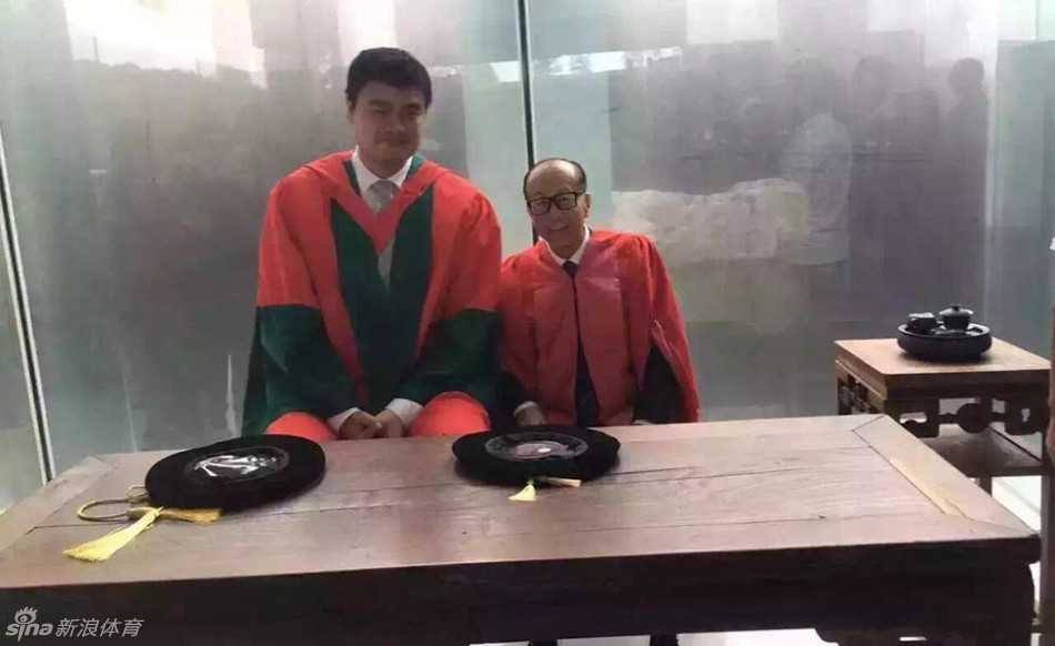 典礼现场座无虚席，李嘉诚先生与姚明步入体育馆时，全场学子自发起立鼓掌，用最热烈的欢呼声迎接这两位跨时代的传奇人物，气氛瞬间被点燃。