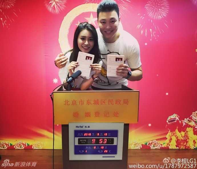 李根与爱人甜蜜领证,从球场硬汉到柔情丈夫的幸福转身 李根与爱妻手持红艳艳的结婚证,两人对着镜头露出整齐的牙齿,笑容比阳光还要灿烂,眼中满是对未来生活的憧憬。