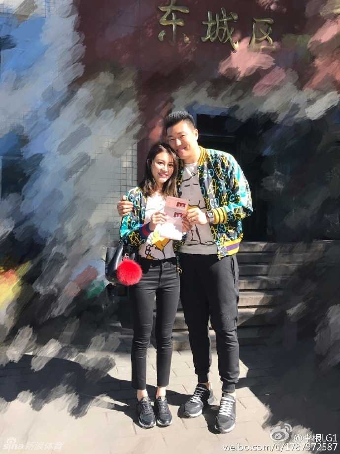 李根与爱人甜蜜领证,从球场硬汉到柔情丈夫的幸福转身 李根身着休闲运动装,轻松地将满脸幸福笑容的妻子高高扛起,妻子在空中挥舞着双手,两人的互动充满了童趣与甜蜜。