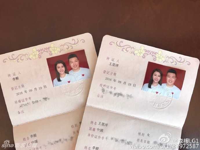 李根与爱人甜蜜领证,从球场硬汉到柔情丈夫的幸福转身 在布置温馨的家中一角,李根轻轻将身着白衣的妻子拥入怀中,两人亲密相依,仿佛整个世界都只剩下彼此的呼吸和心跳。