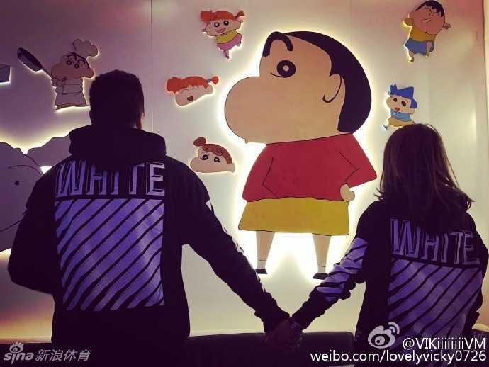 李根与爱人甜蜜领证,从球场硬汉到柔情丈夫的幸福转身 夕阳的余晖洒在两人身上,李根从背后温柔地环抱住妻子,两人共同眺望着远方,仿佛在畅想未来无数个相濡以沫的日子。