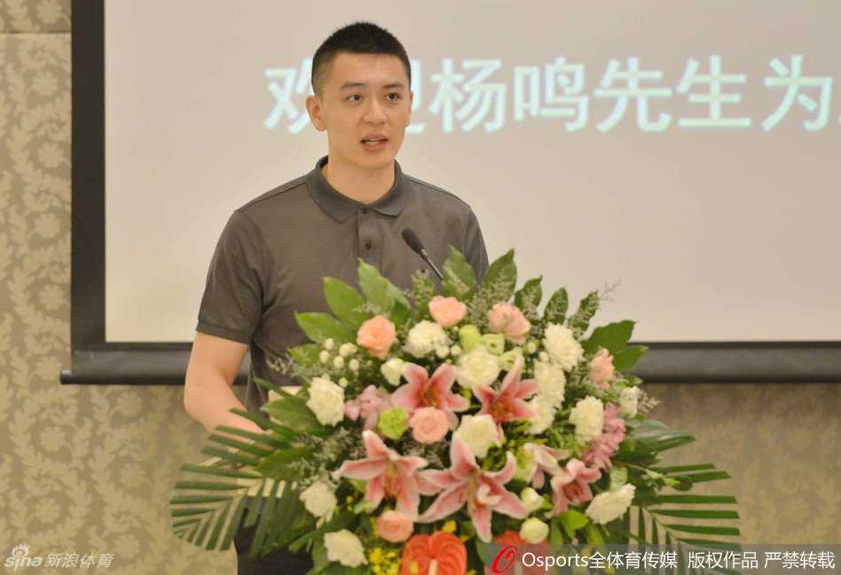 杨鸣跑步上台的瞬间，身姿矫健，面带微笑，白衣黑裤尽显干净利落。