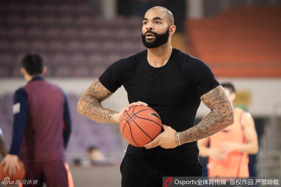 热血南粤:回看广东宏远的2016-2017赛季峥嵘岁月 前NBA球星布泽尔神情专注,眉头微锁,在训练场上认真听取教练的战术布置,眼神中透露出不服输的坚韧。