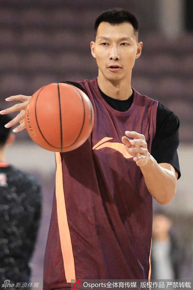 热血南粤:回看广东宏远的2016-2017赛季峥嵘岁月 在激烈的比赛中,布泽尔难得露出一丝顽皮的笑容,对着镜头做起了鬼脸,展现出硬汉背后风趣幽默的一面。