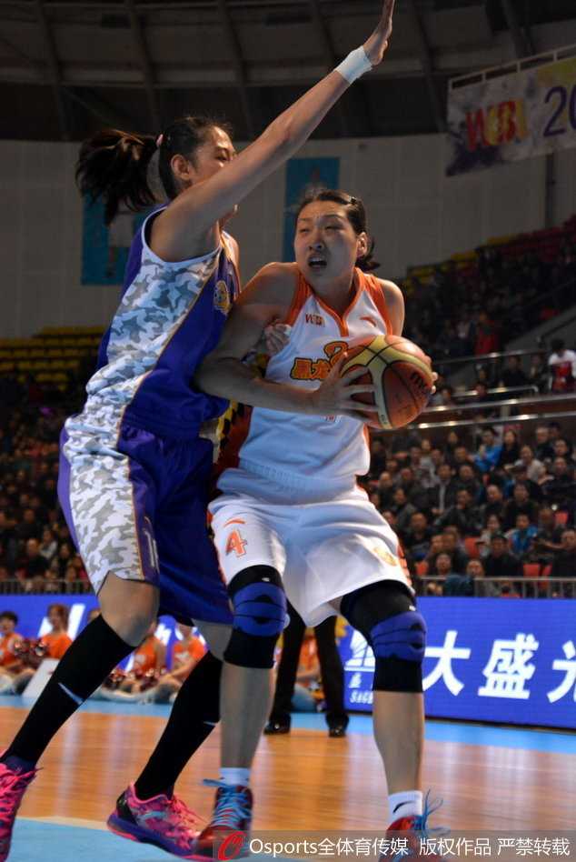 烽火玫瑰记忆:回望二〇一五季WCBA赛场上的铁血与柔情 裁判哨音未落,沈部与黑龙江队员在篮下肌肉碰撞,汗水飞溅出激烈的火花。