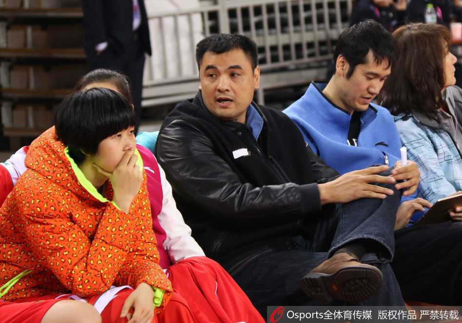 烽火玫瑰记忆:回望二〇一五季WCBA赛场上的铁血与柔情 场边一角,隋菲菲与纪敏尚神情专注地交流着,两大篮坛名宿的同框,仿佛在为中国女篮的未来描绘蓝图。