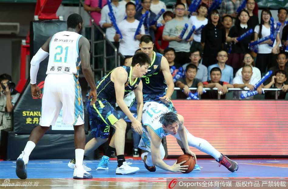 王者传承:易建联与王哲林的内线对话,见证中国男篮脊梁 迷之微笑,易建联在布泽尔与斯隆的环绕下,流露出属于核心的从容与霸气。