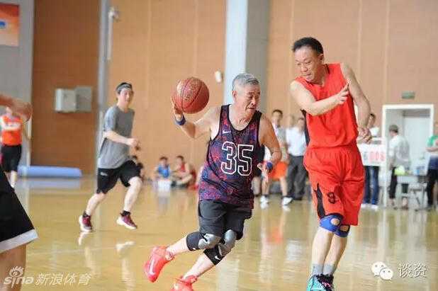 身穿35号球衣的赵本山在篮球场上积极快攻，他目光如炬，运球姿势标准，完全看不出已是花甲之年