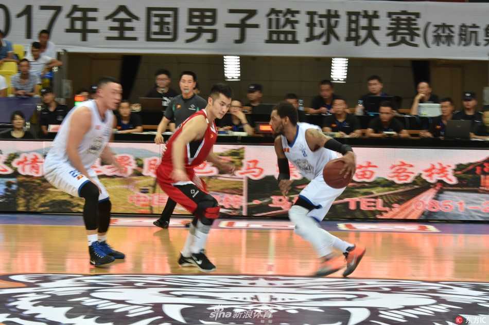 克里斯·约翰逊在三人合围中强硬摘下前场篮板，肌肉碰撞的激烈程度仿佛火星撞地球。