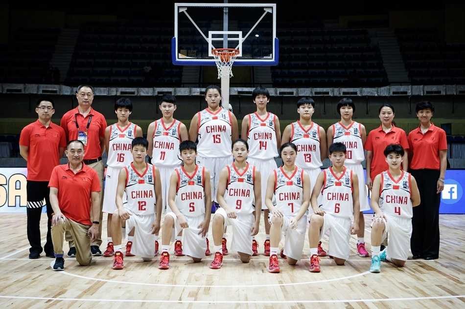 中国U16女篮首发五虎眼神坚毅，站上亚青赛赛场瞬间，青春风暴蓄势待发。