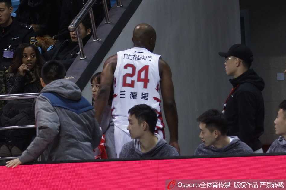 兰德里浴血奋战隐形脱落 东北虎逆转广州终结五连败 兰德里轰然倒地,地板上的他眉头紧锁,手捂面部,身旁的广州队球员也停下脚步关切回望,空气中弥漫着紧张的气息