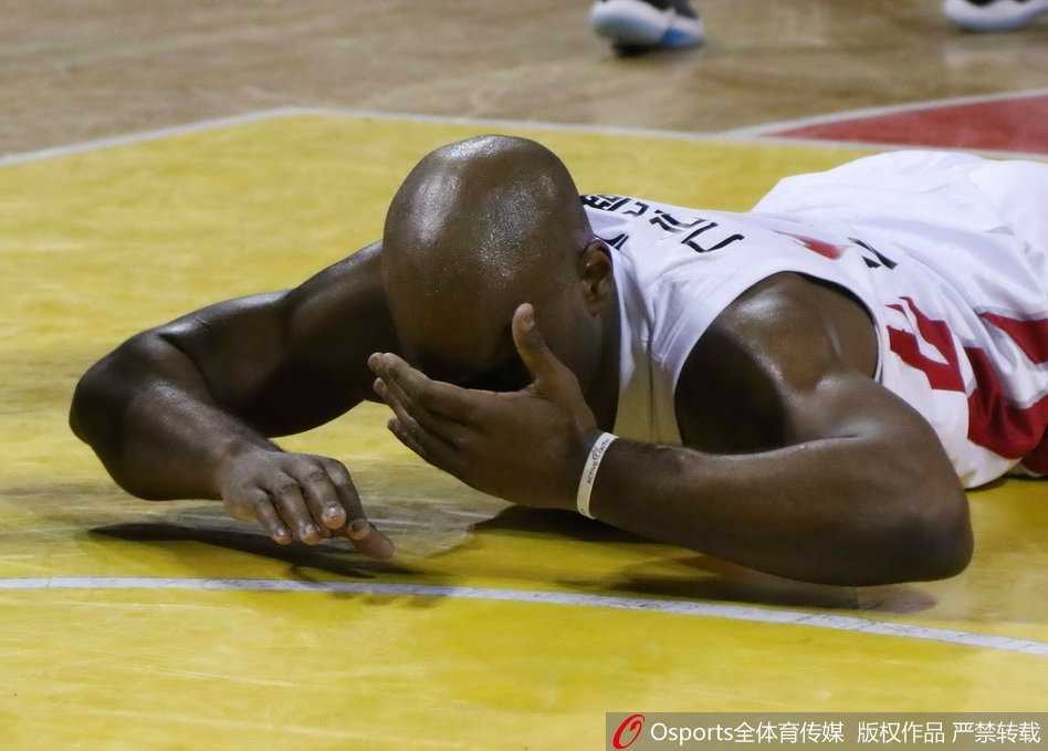 兰德里浴血奋战隐形脱落 东北虎逆转广州终结五连败 比赛胜利后,兰德里与队友激情撞胸庆祝,脸上洋溢着胜利的喜悦,完全不见刚刚受伤时的痛苦,硬汉本色尽显无疑