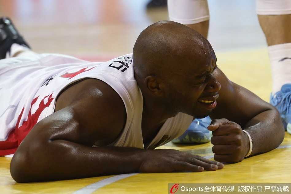 兰德里浴血奋战隐形脱落 东北虎逆转广州终结五连败 兰德里在队友的搀扶下缓缓起身,眼神中带着一丝迷茫与不屈,他努力眨着眼睛,试图找回那枚不知掉落在何处的隐形眼镜
