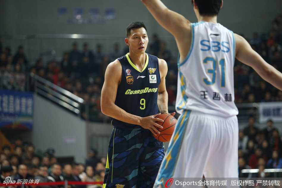 华南虎客场掀翻福建豹发力,双杀对手豪取六连胜 广东核心易建联面对夹击防守,高高跃起展现出惊人的滞空能力,完成一记标志性的中距离跳投