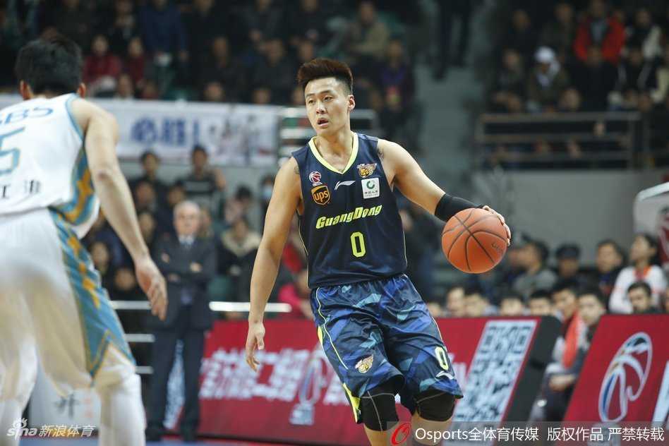 华南虎客场掀翻福建豹发力,双杀对手豪取六连胜 广东队后卫赵睿如闪电般突破福建队的防线,在对抗中保持身体平衡,低手上篮打进关键两分